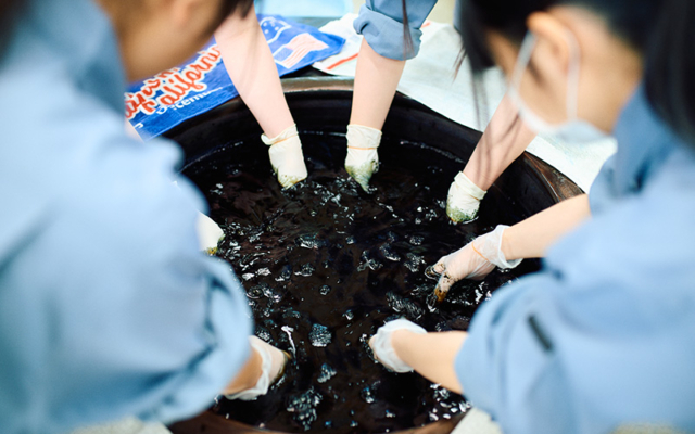 それぞれの関わり方で、しなやかに藍染めをつなぐ。藍産地 徳島のいとなみ【すすむ つなぐ ものづくり展】