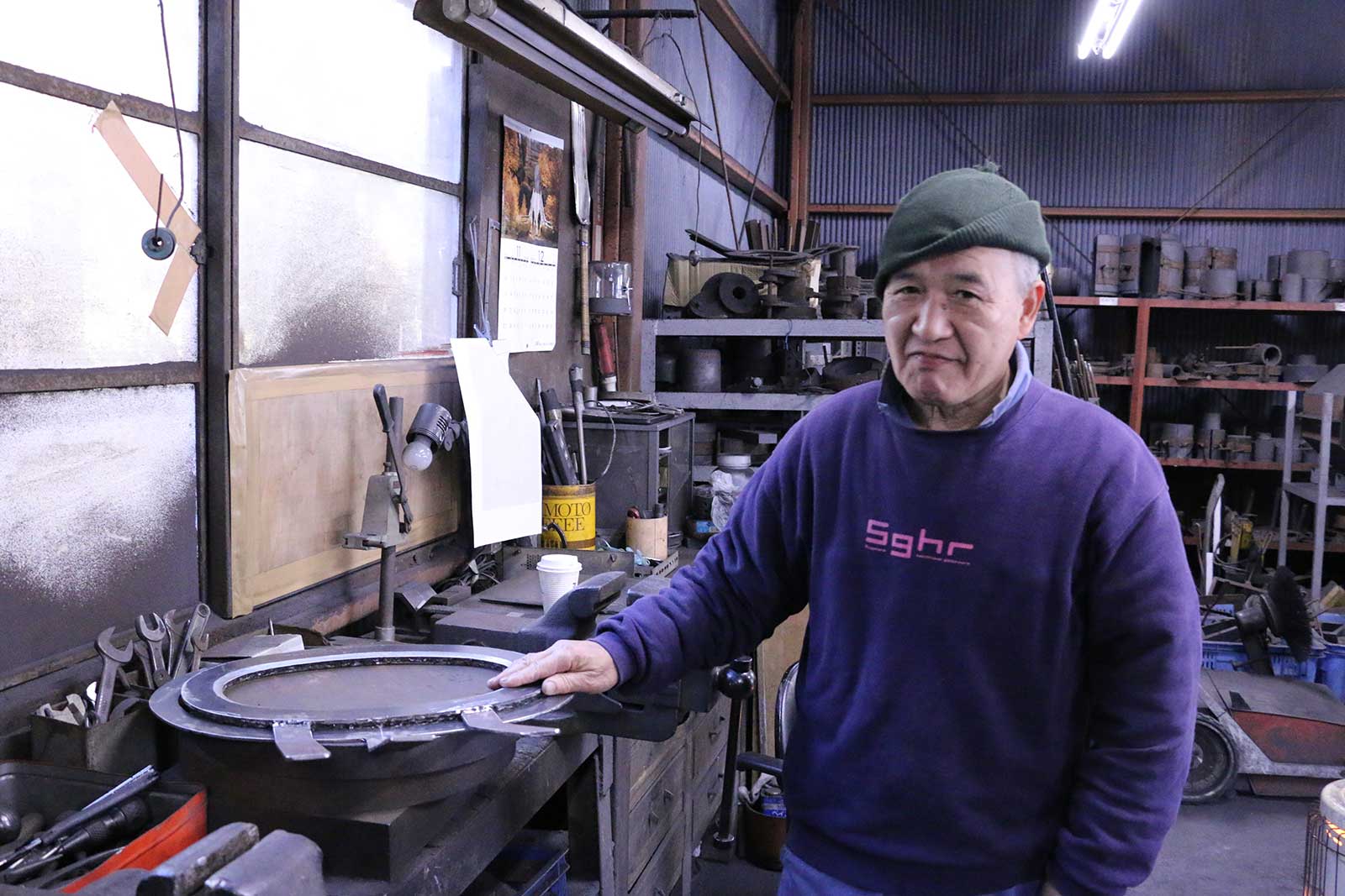 こちらは社内唯一の型職人さん。型は社内で製造できるよう、鋳型でなく、カーボンで作っているそう。