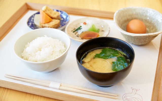 「竈の朝ごはん」550円（税込）。素泊まりの旅には嬉しい健やかな味。