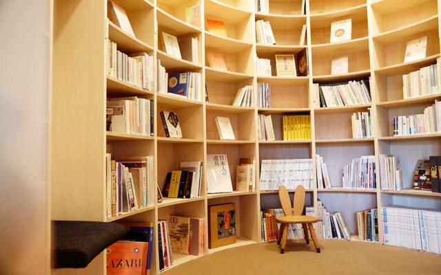 １階奥の図書室には奈良や日本文化を中心に約1000冊を蔵書。落ち着く空間に、ついつい長居してしまいそう。