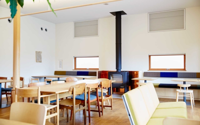 明るく清々しい空間に、ミナ・ペルホネンのファブリックがよく映える。