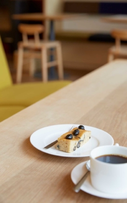 宇陀の黒豆と日本酒を使った焼き菓子（350円税別）にコーヒー（510円税別）を合わせて。他にも奈良の素材を活かしたランチやドリンクが充実。