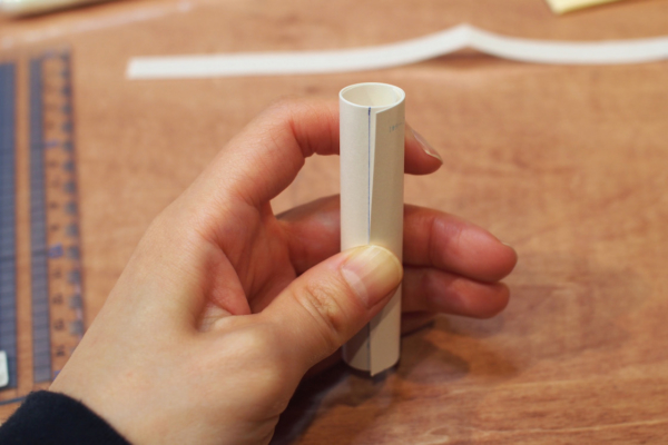 「ゆびぬき」をはめる指の太さと同じ筒をつくります。この筒に、細く切った厚紙をぐるぐる巻いて、固い芯をつくります。