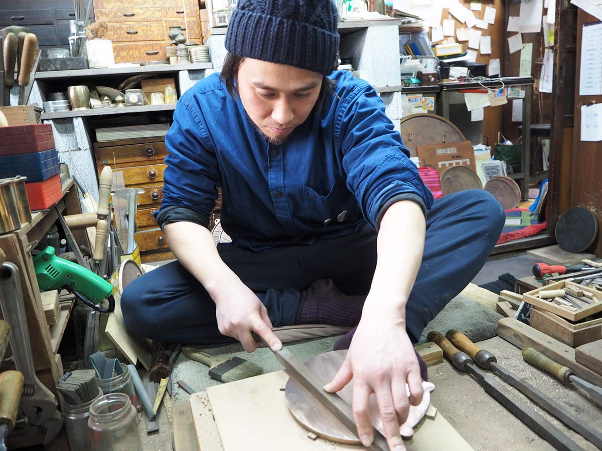 山本さんは毎日この工房で鏡を作っている