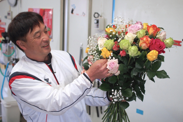 みるみるうちに、丸い花束に。「バラは25年もやってますから！」と東さん。