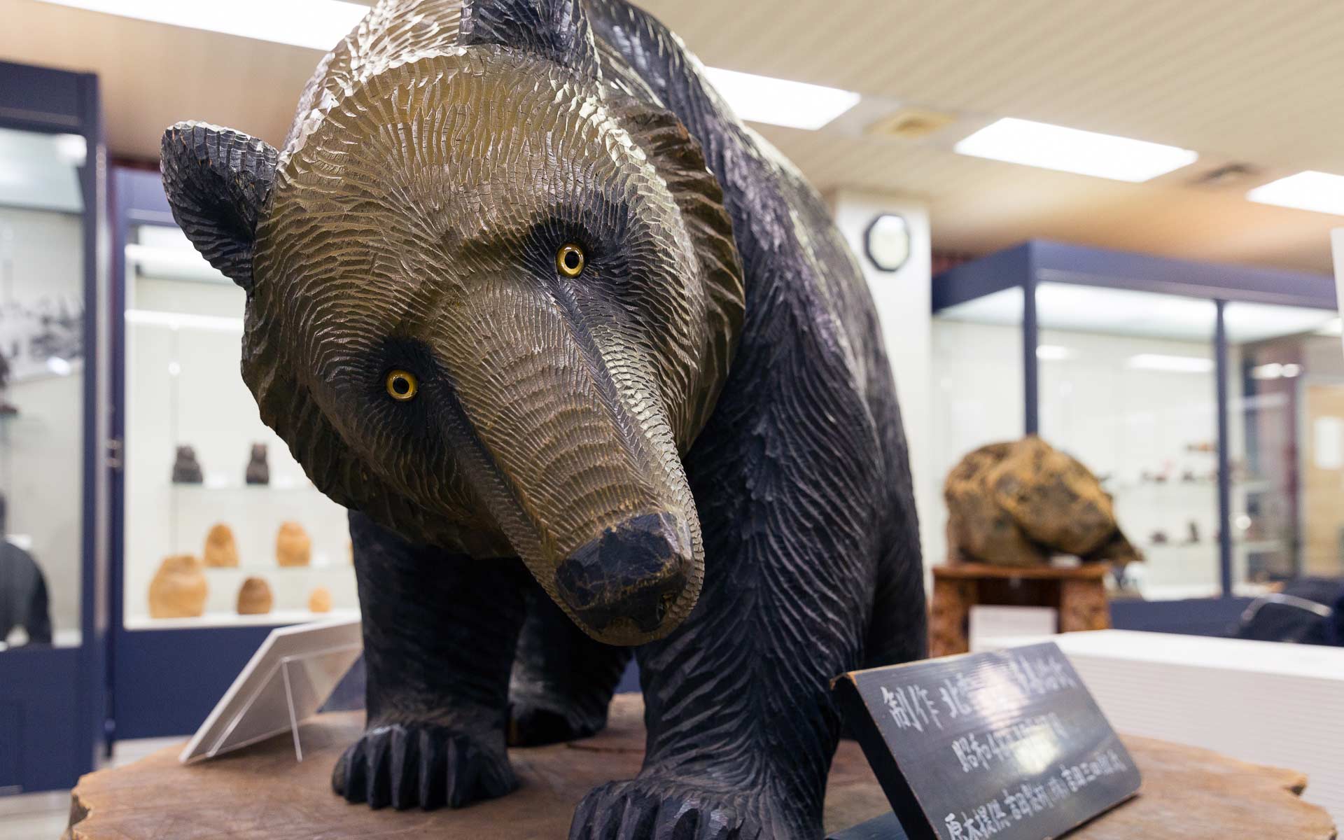 「木彫りの熊」はいつ鮭をくわえたのか？意味と歴史を追って北海道へ