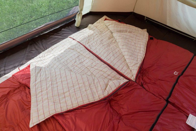 シェラフを敷いたテント内。メッシュ状のインナーテントが網戸代わりになって快適に眠れる