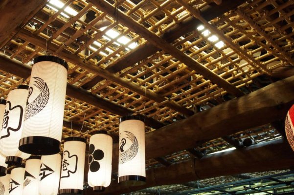 天井丸竹を格子状に組んだ「ブドウ棚」は、上から花吹雪を散らすもの。約500本の竹を使用。