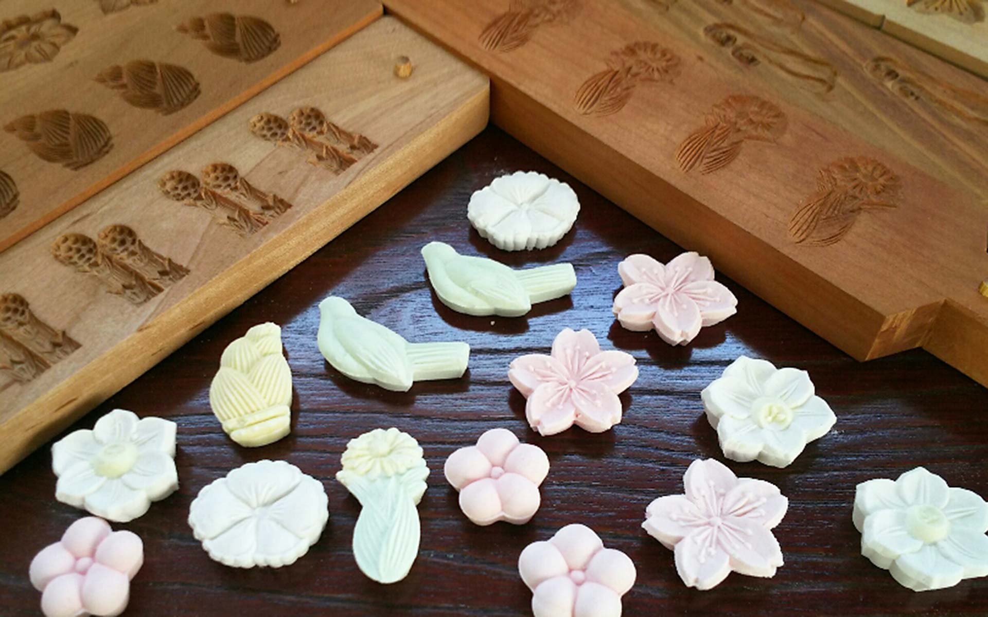 日本伝統和菓子おしどり鶴二羽の木彫木型です。芸術です