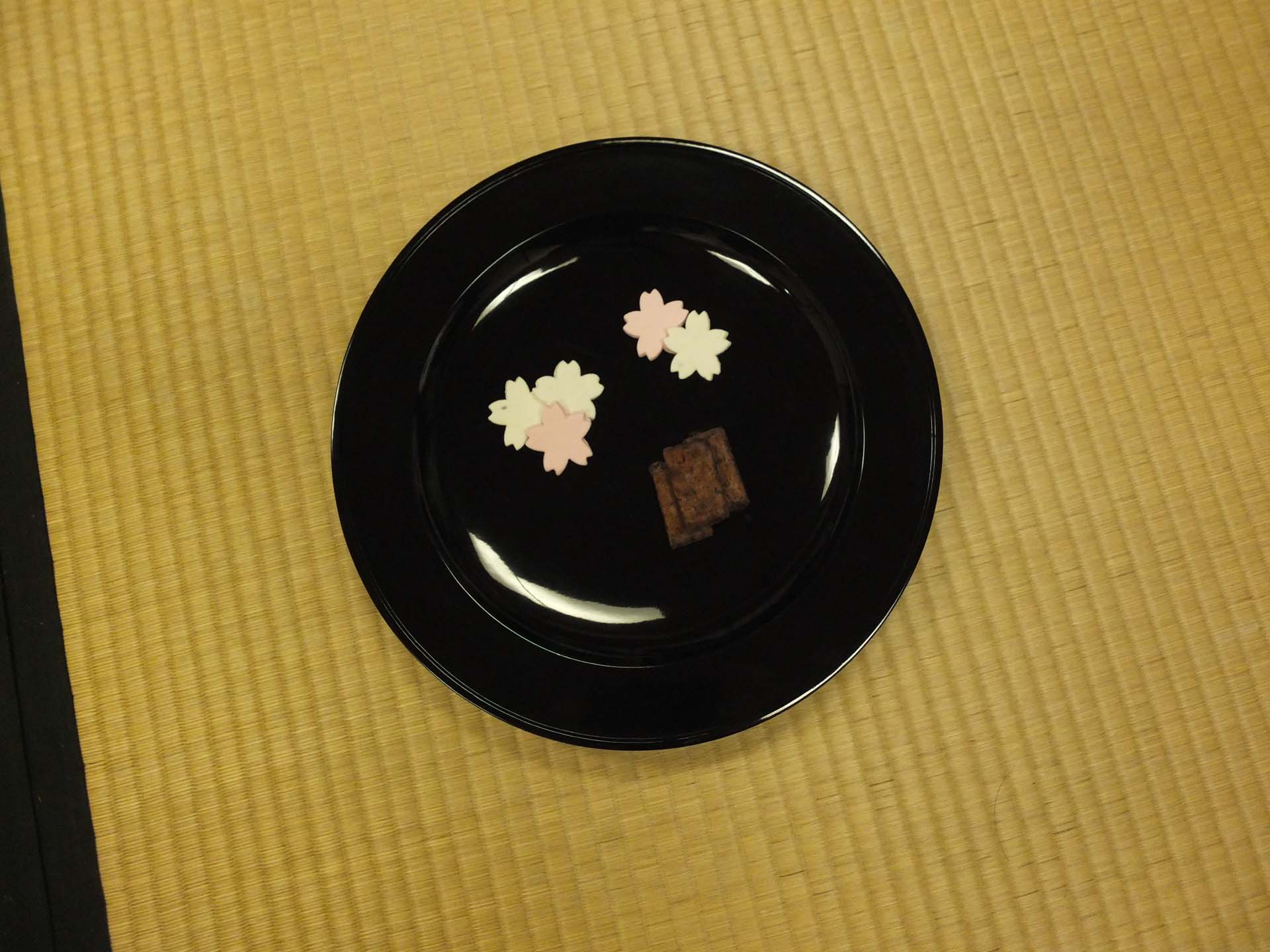 ２種目のお茶菓子は花びらをかたどった伊賀上野・紅梅屋の「さまざま桜」と京都・かぎや政秋の「ときわ木」を木の幹に見立てて