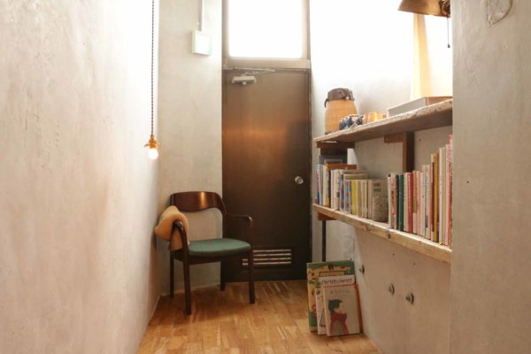 廊下奥にある読書スペースでゆっくり本を探すのも楽しい