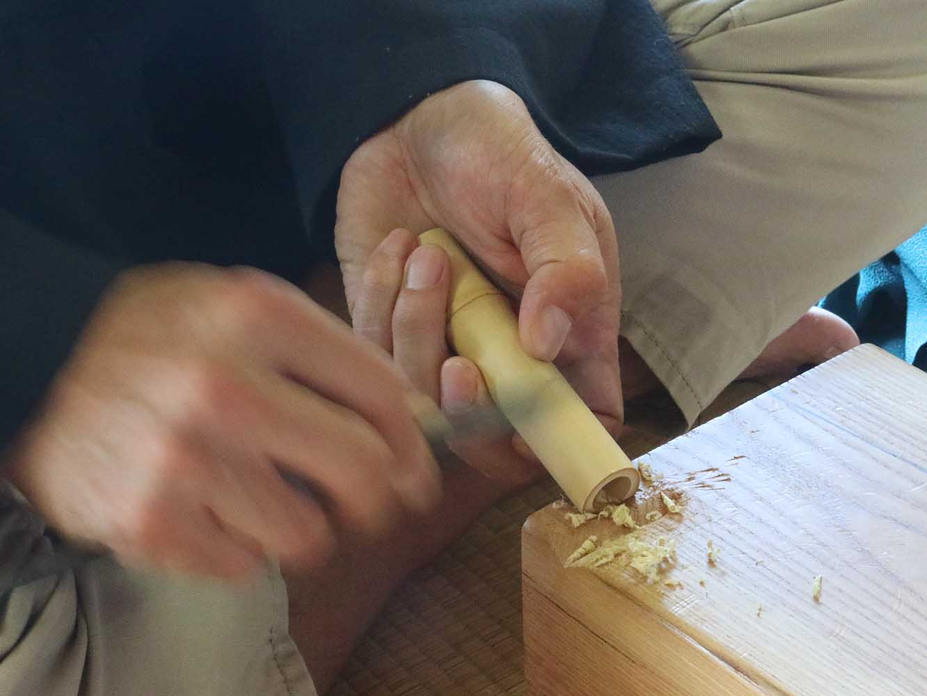 竹を縦に割っていく前に、包丁で表皮をむき、状態を整えます
