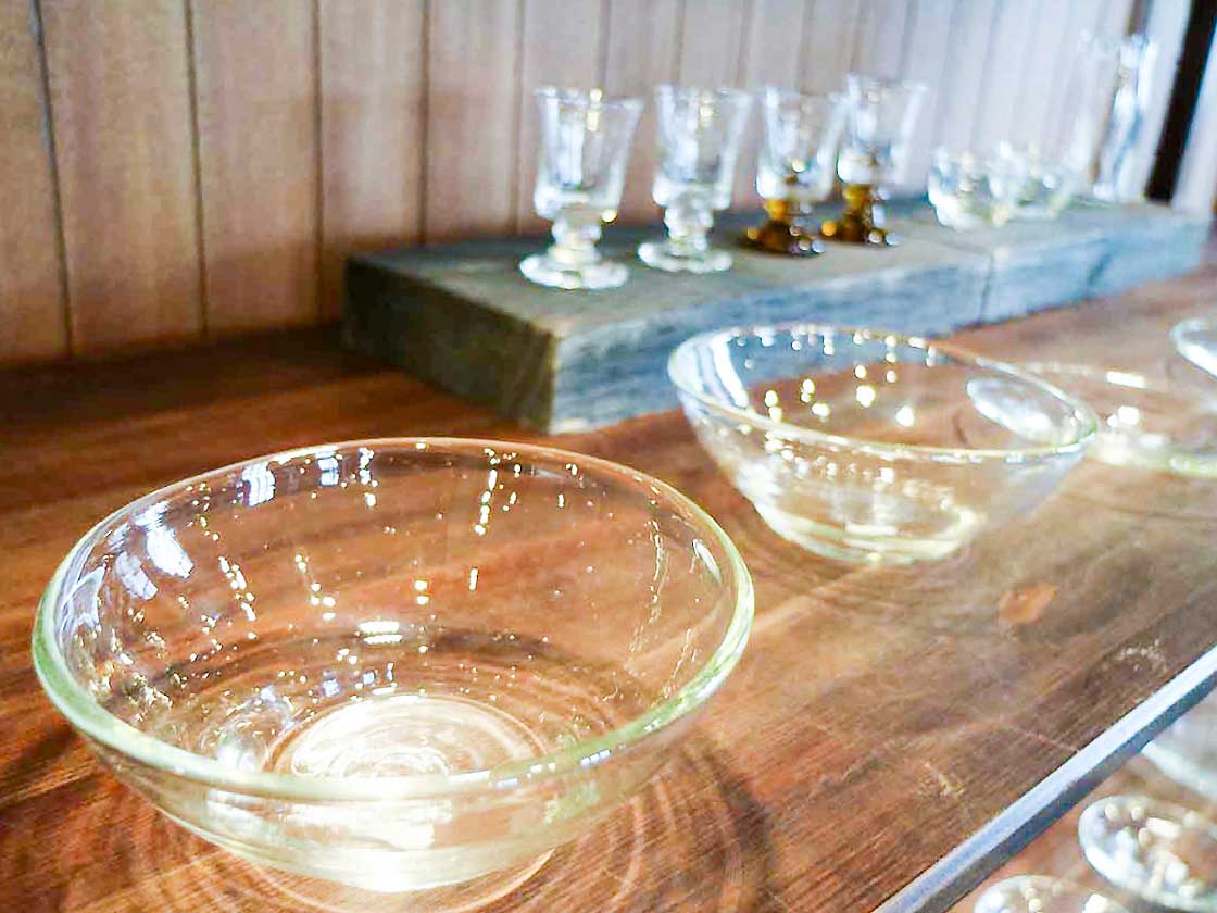 岐阜のガラス工芸作家、安土忠久さんの作品。どっしり感のあるグラスやお皿は、手にしっくり馴染む