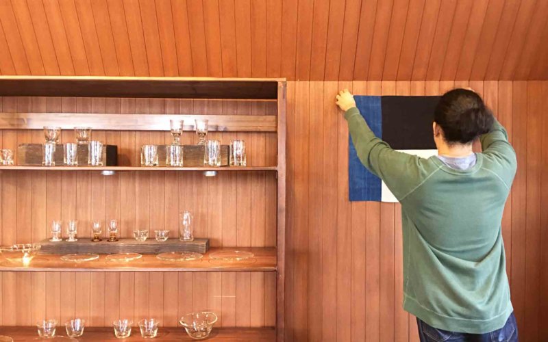 お店の展示を変える佐々木さん