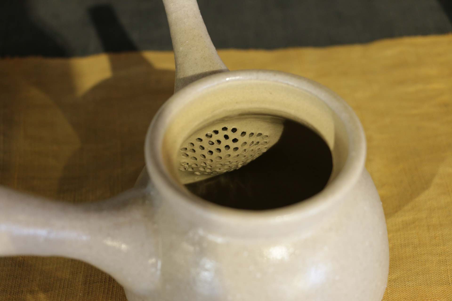 金属の茶漉しでは味が落ちるからと、茶漉しなしで使える工夫がされています