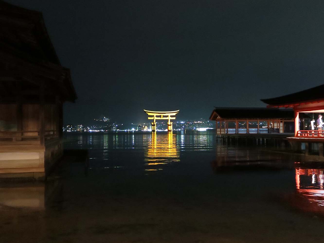 能鑑賞のために海の上に特設された桟敷席からの眺め。嚴島神社の回廊からの眺め。海の向こうには広島の夜景が広がります。大鳥居を隔てて現実世界がはるか遠くに感じられ、神様のいる異界に立ち入っているような気持ちになります