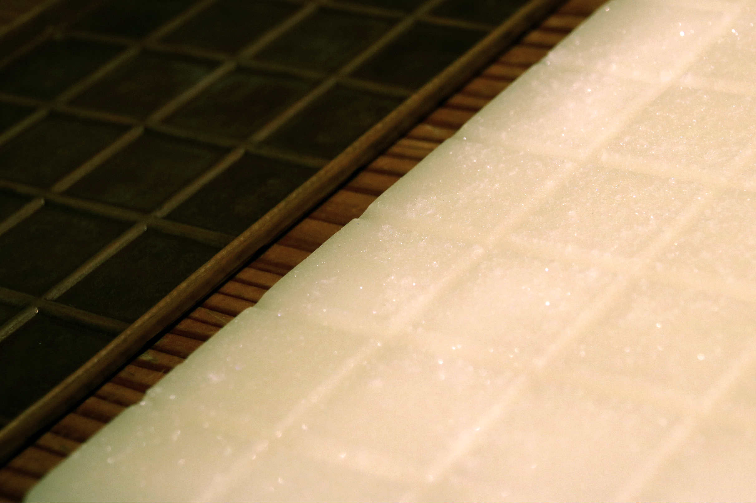 銅板に生姜と砂糖を煮たものを注ぎ込んで作られる生姜糖