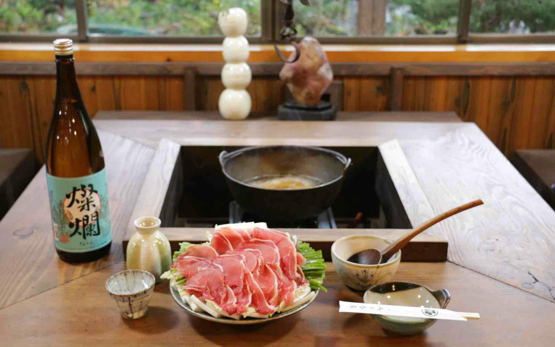 益子「いろり茶屋」で味わうイノシシ鍋。益子焼の器に「燦爛」の燗酒を