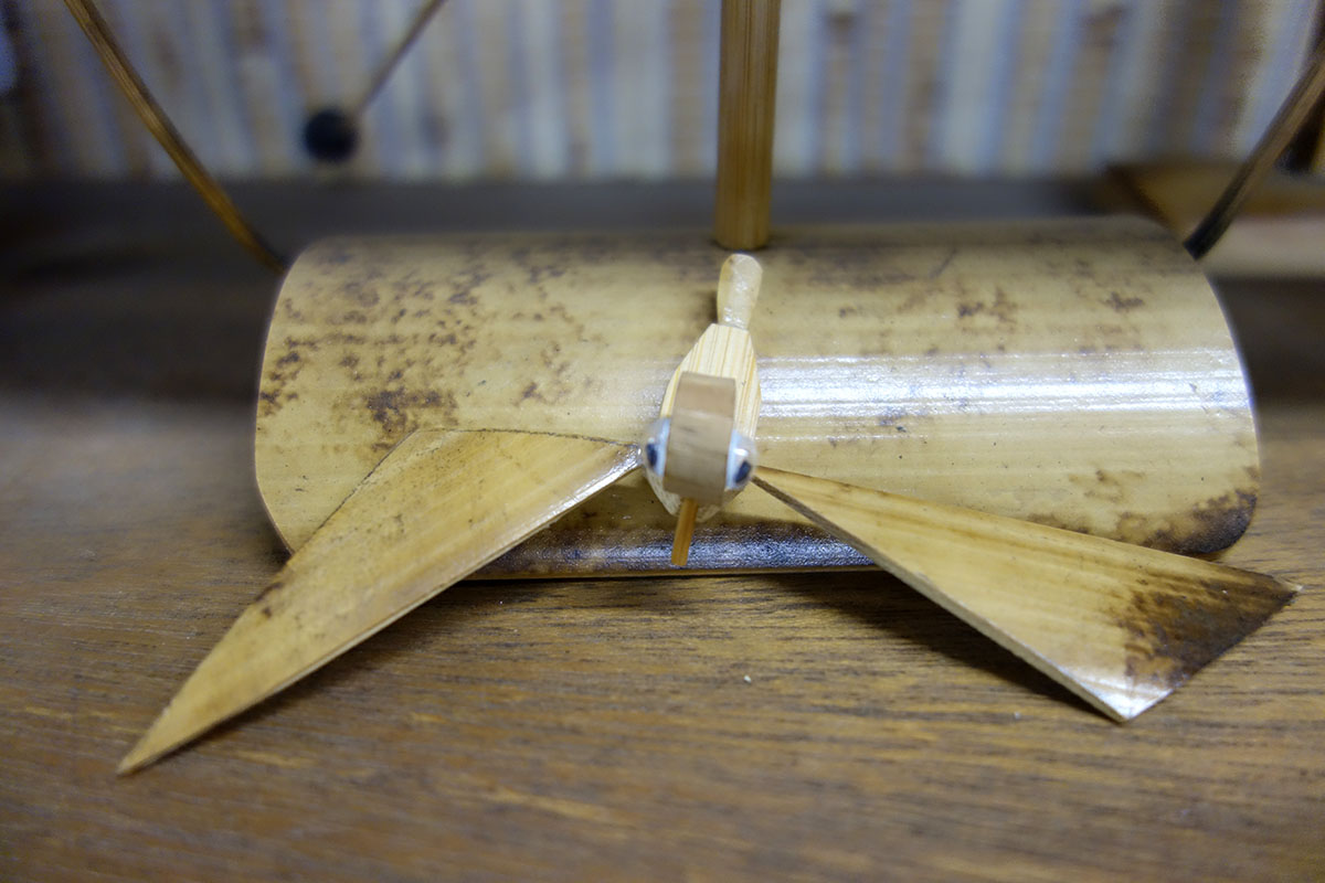竹製のハチドリ