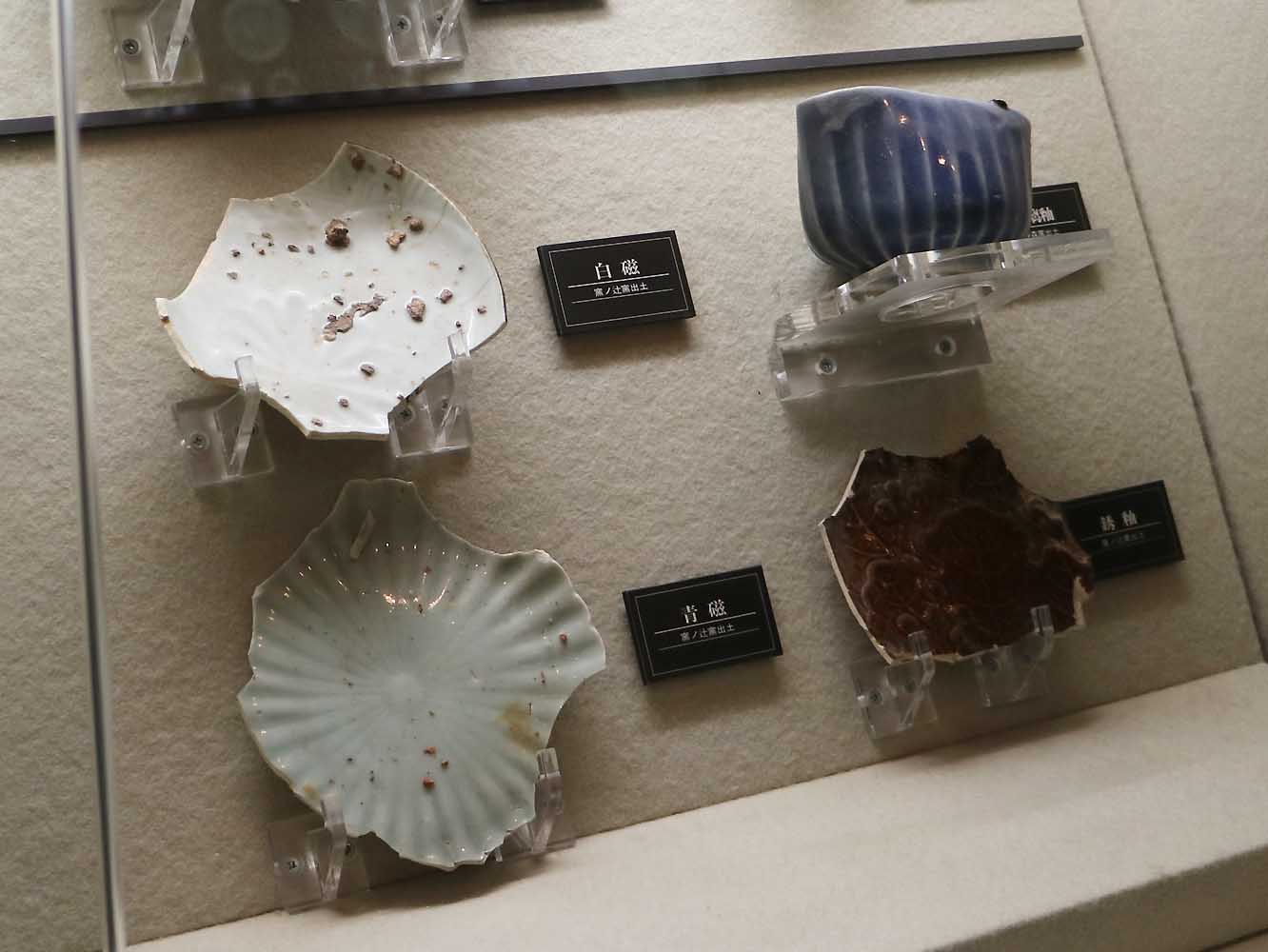 磁器の生産を試みた初期の失敗作。焼成後に釜の脇に捨てられたものが遺跡の調査で出土しました。形が不安定であった、り割れてしまったり、表面に凹凸があったりと課題が多くありました (「佐賀県立九州陶磁文化館」展示) 
