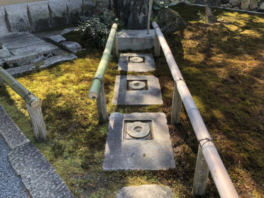 圓通寺の門にある円の形をした踏み石