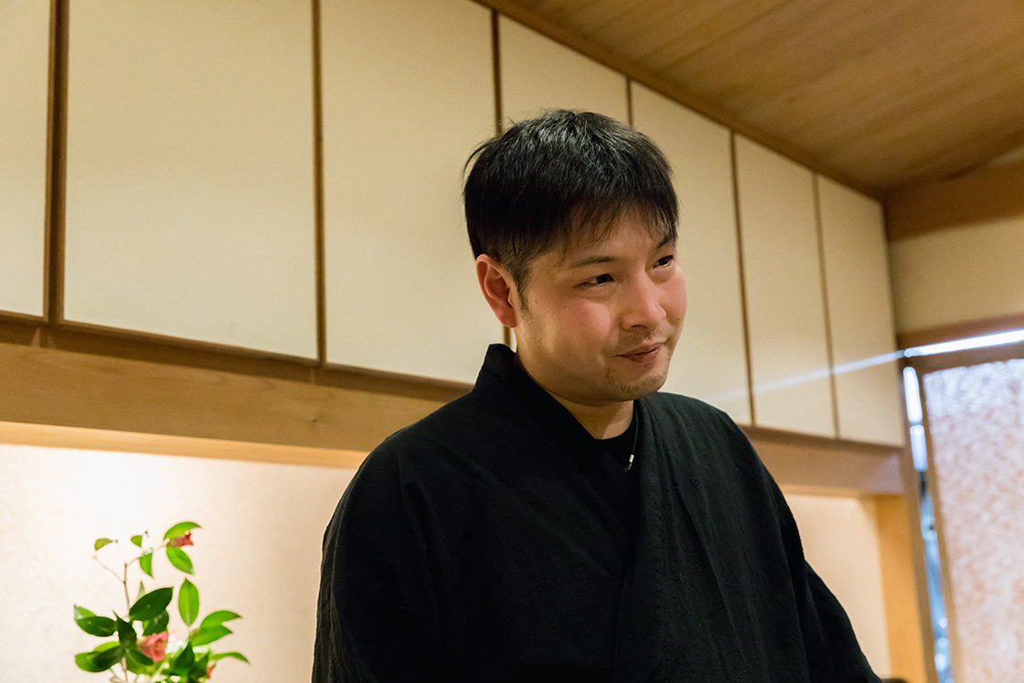 店主の川島広史さん。豆腐店の家業を守り継ぎながら、このお店を開くために東京の日本料理店で修行を積んできました