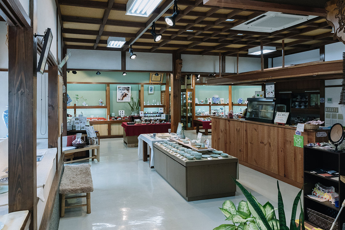 ギャラリーには喫茶スペースもあり、虎仙窯さんの器でお茶を楽しむことができます