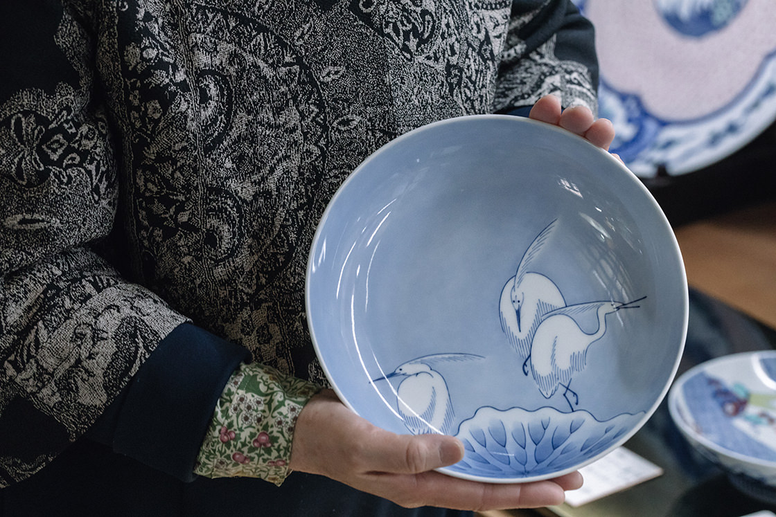 江戸時代からある図案に基づいた絵皿。淡いブルーは、筆跡がわからないようぼかしながら色を配る、高度な技術の賜物