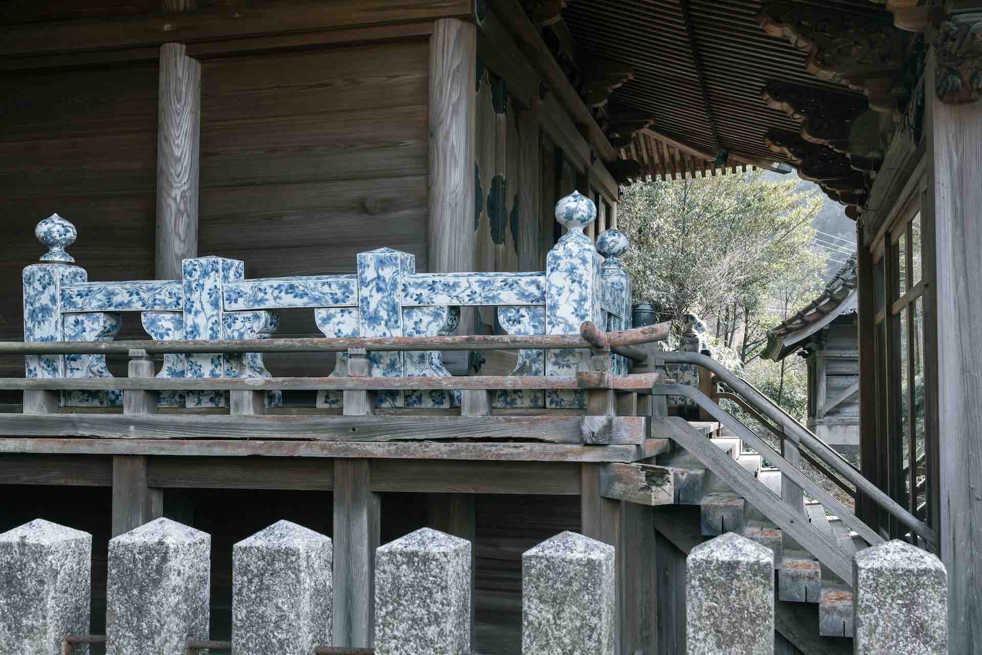木造の神殿に磁器の青が美しく浮かび上がります