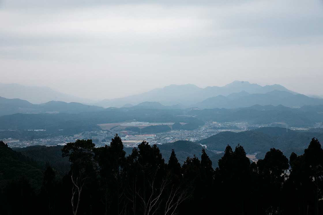 長崎県波佐見町の造園会社「西海園芸」の庭師、加藤陽介さんが「究極の庭」と表現する山