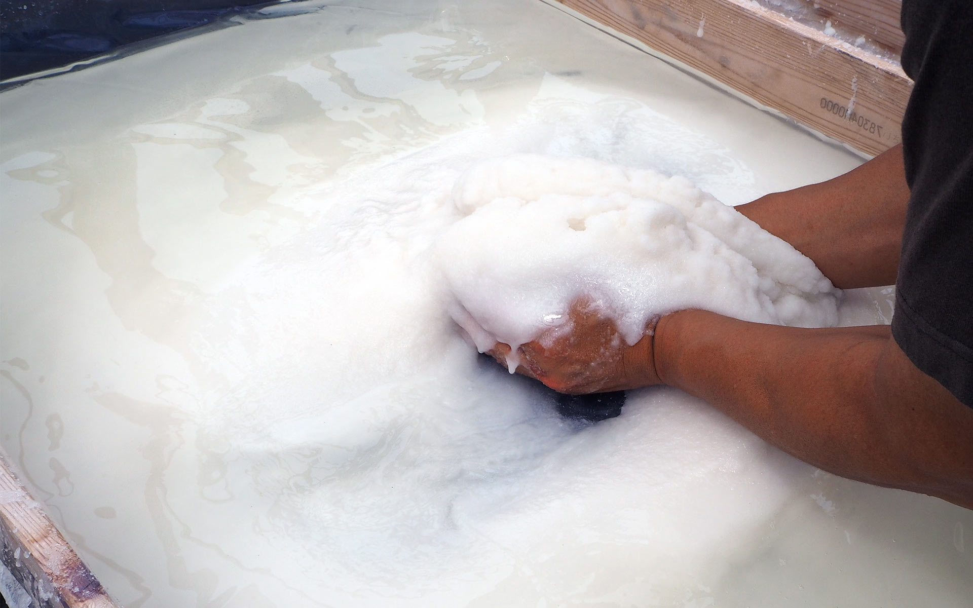 田野屋塩二郎が作る塩は、1キロ100万円の味と輝き。元サーファー塩職人のこだわり