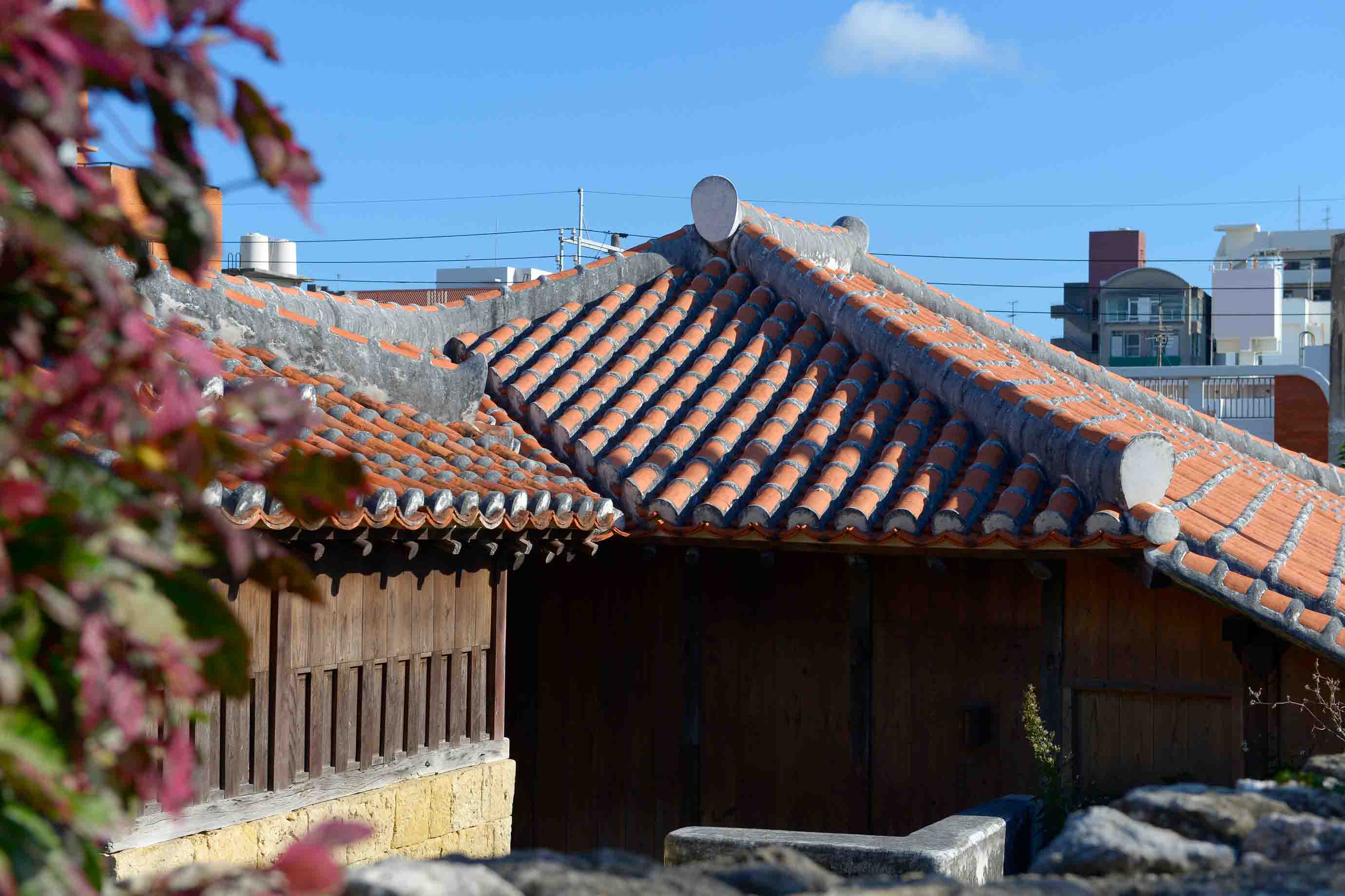 沖縄の赤瓦屋根