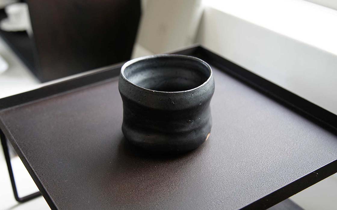 ペルシャブルーで知られる沖縄のレジェンド・大嶺實清氏に、敢えて“黒”でオーダーした碗