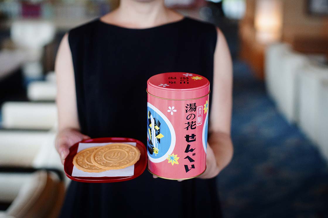 レトロかわいいパッケージに一目惚れ、日の出屋製菓の「湯の花せんべい」 | 中川政七商店の読みもの