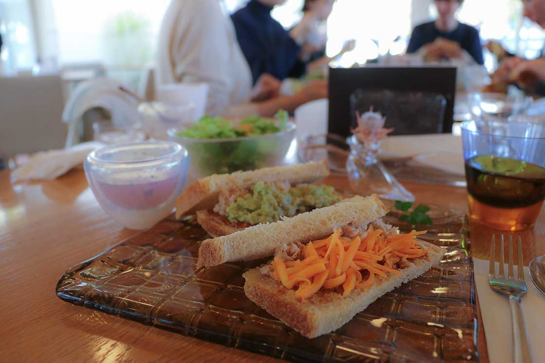 千葉特産のピーナッツペーストを挟んだサンドイッチ。もちろん器は菅原さんのガラス製です