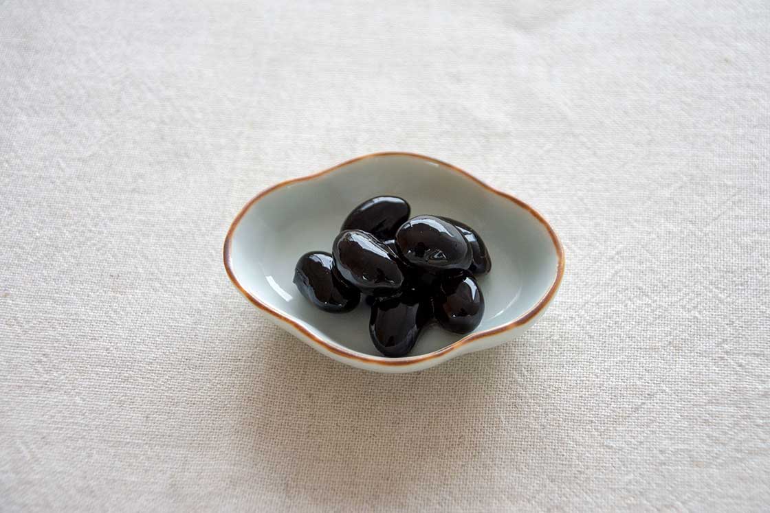 細長い豆皿に盛り付けやすい黒豆