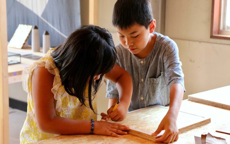 木工職人に弟子入りした二人