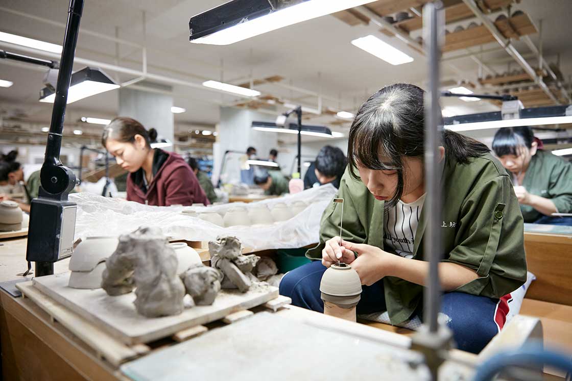 京都伝統工芸大学校で作品制作中の学生