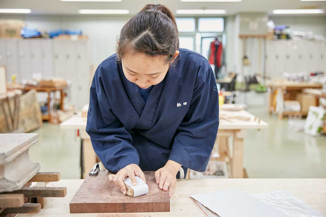 京都伝統工芸大学校で課題を制作している生徒