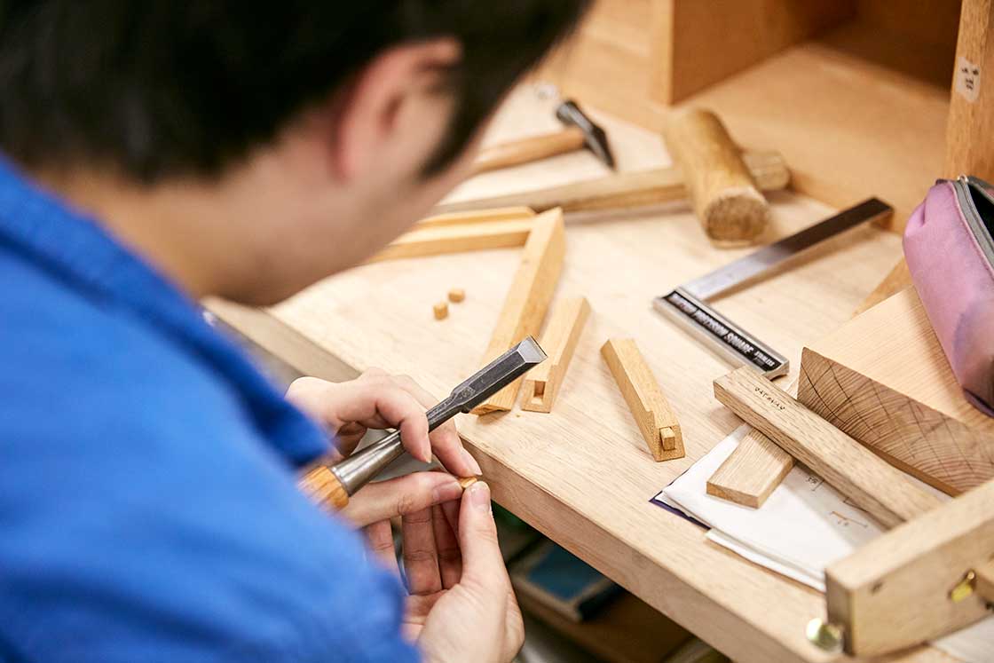 京都伝統工芸大学校で課題を制作している生徒