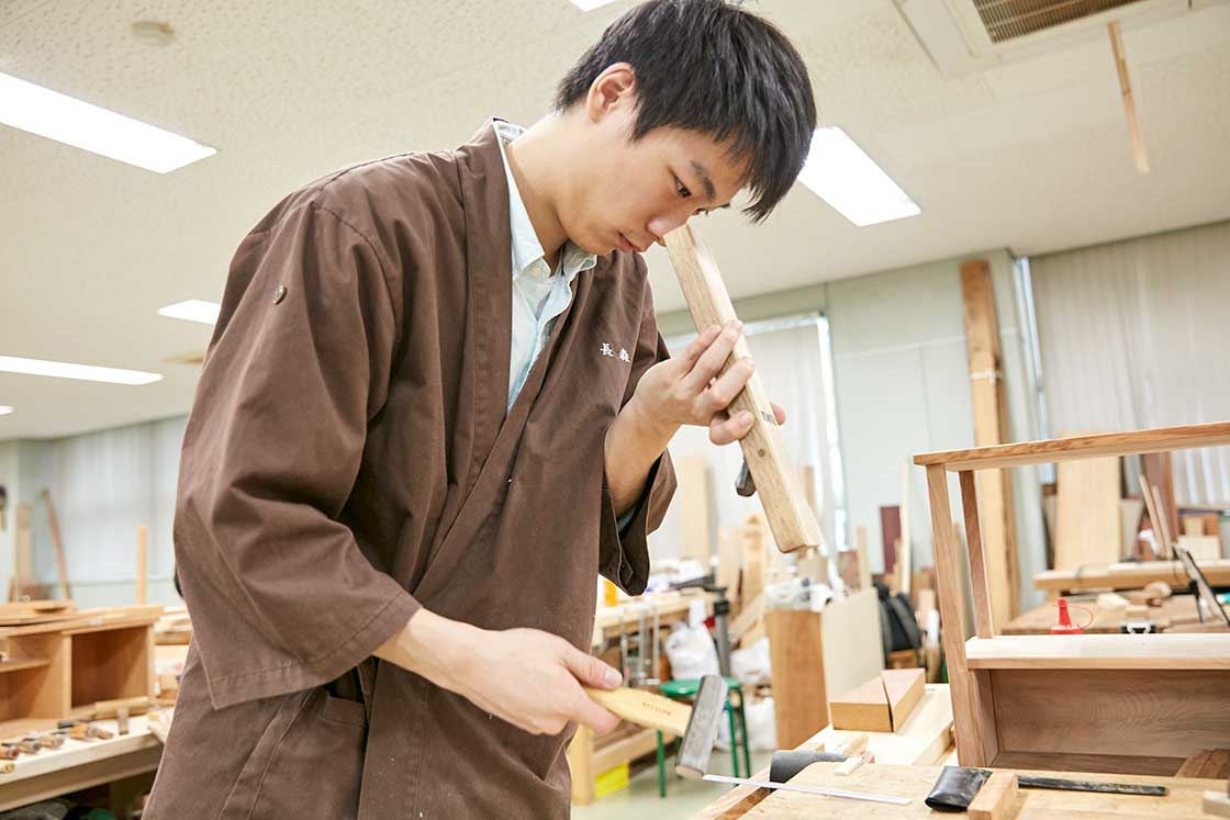 京都伝統工芸大学校の授業の様子