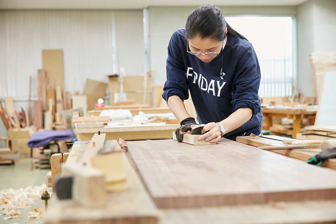 京都伝統工芸大学校で制作中の学生