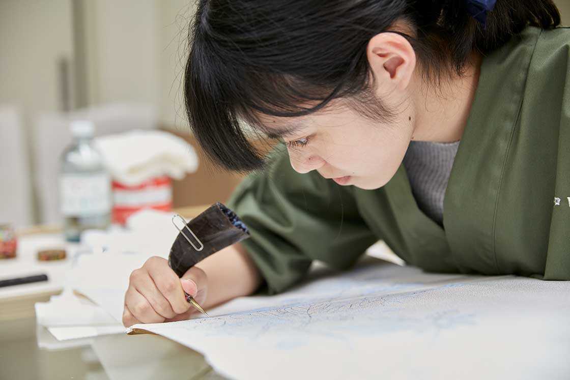 京都伝統工芸大学校で作品制作中の学生