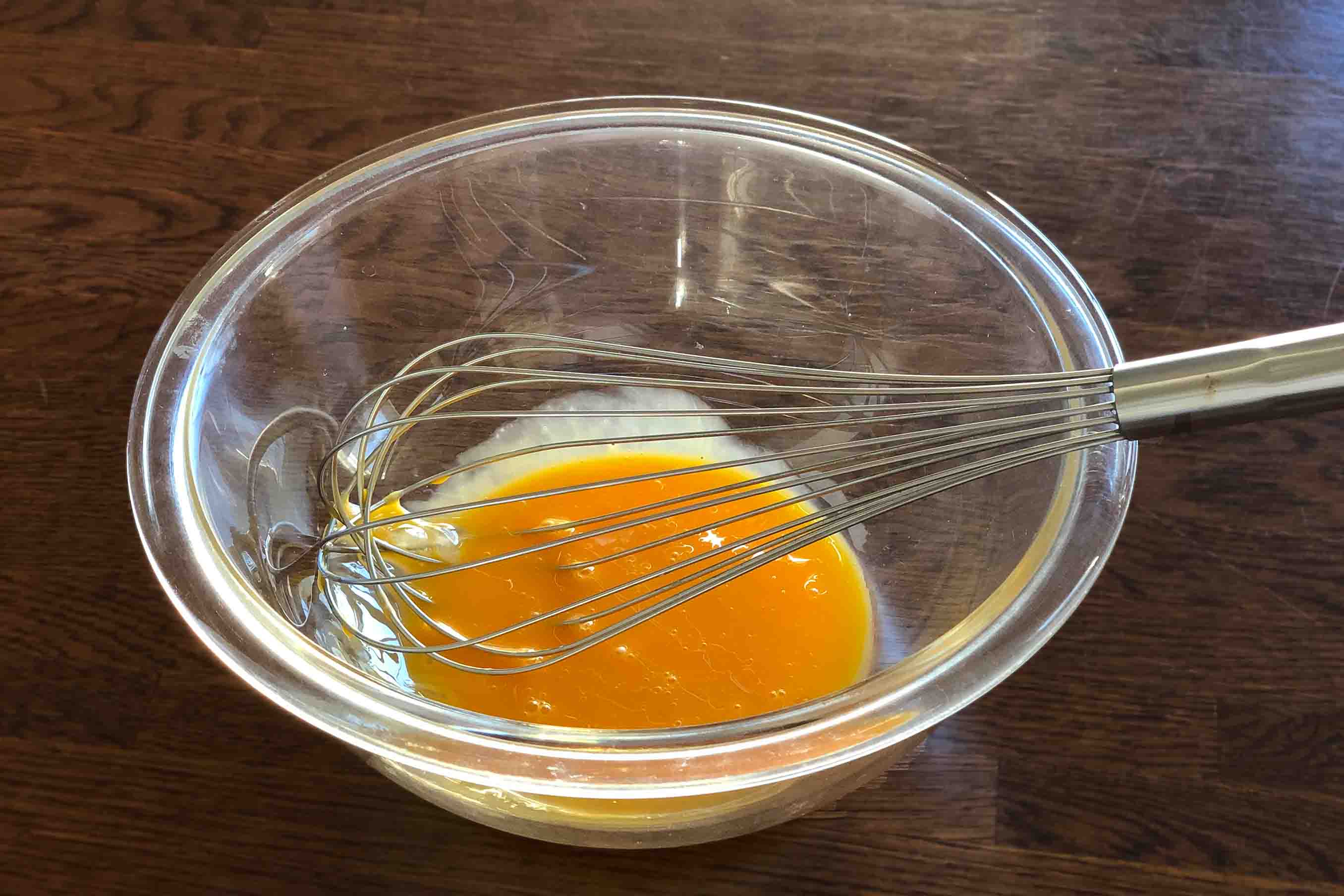 卵黄に上白糖60ｇを加え泡立て器でしっかりとすり混ぜる