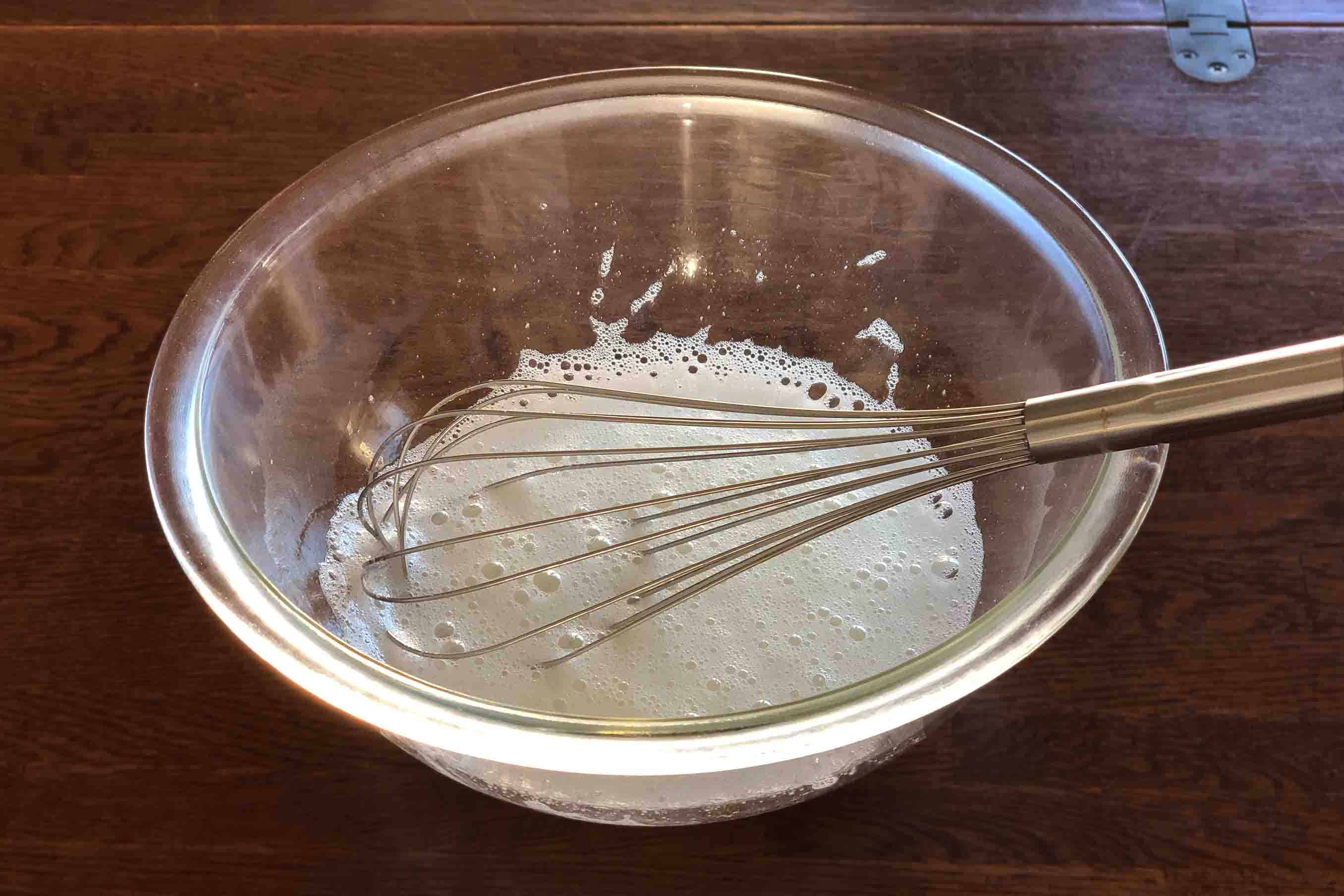 卵白を泡立て器でかるくコシを切るように混ぜ合わせ、ハンドミキサーに持ち替え、泡立て始める