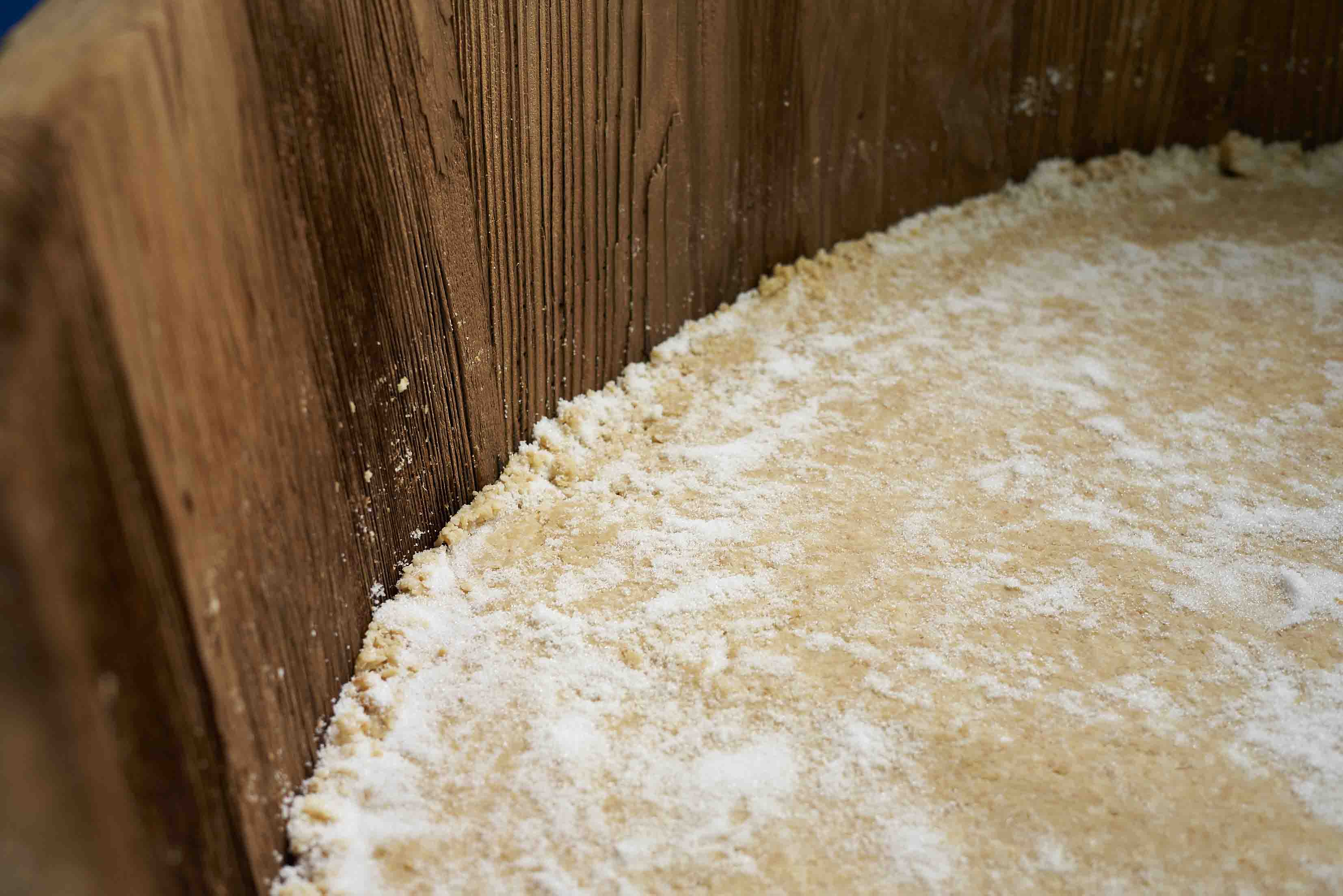 伝統の「もろぶた糀」といわれる米麹をつくる作業に欠かせない道具は、祖先の知恵いっぱいの木造りで、約４０時間をかけて徹夜をしながら、手作業にて麹菌を育て上げます