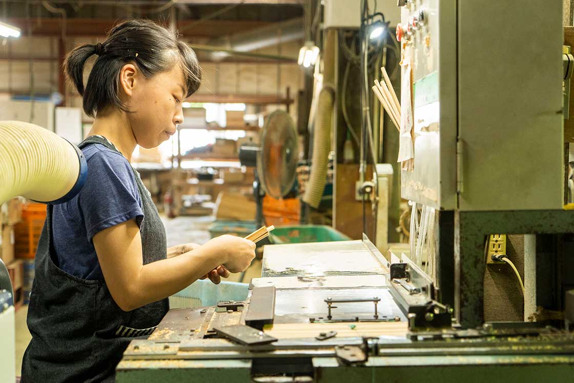女性が多く活躍するヤマチクの工場
