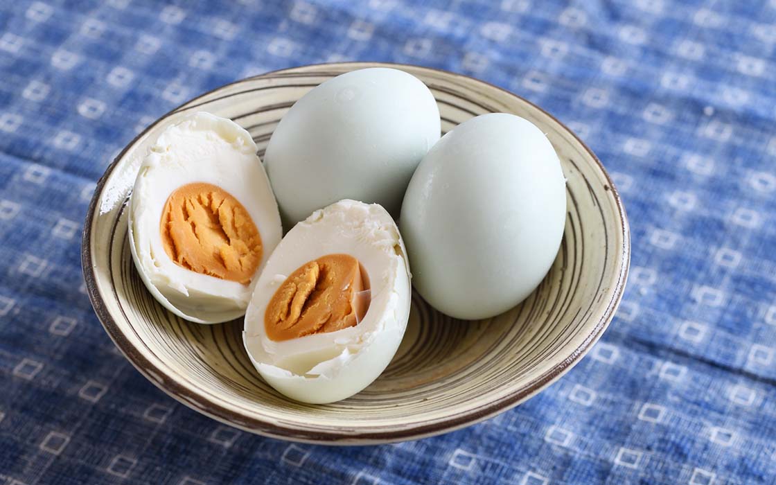 鹹蛋（シェンタン）という中華圏を中心に見られる食材。アヒルの卵を塩漬けしたもの