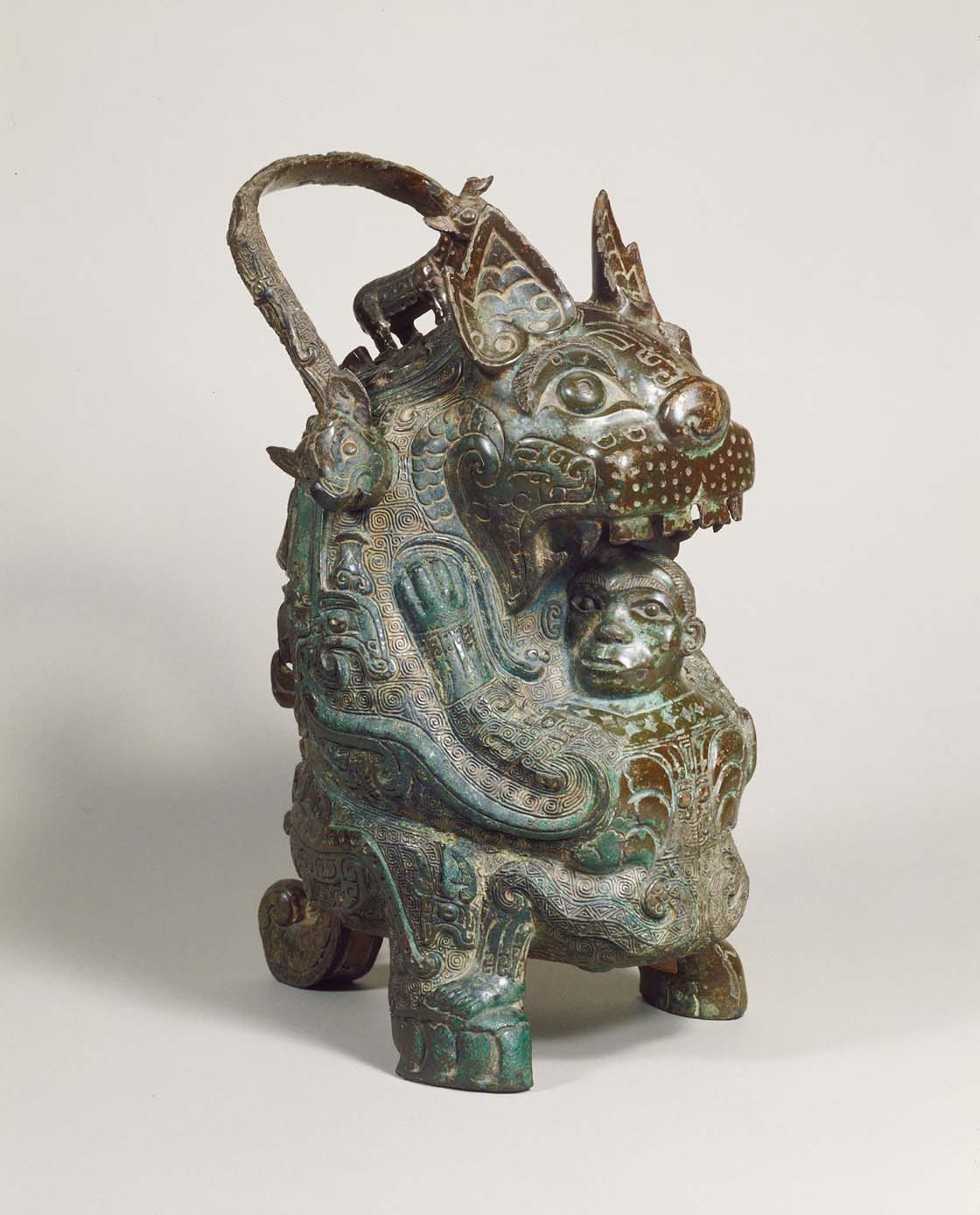 商時代後期　前11世紀　虎が人間を抱きかかえる青銅製の酒器