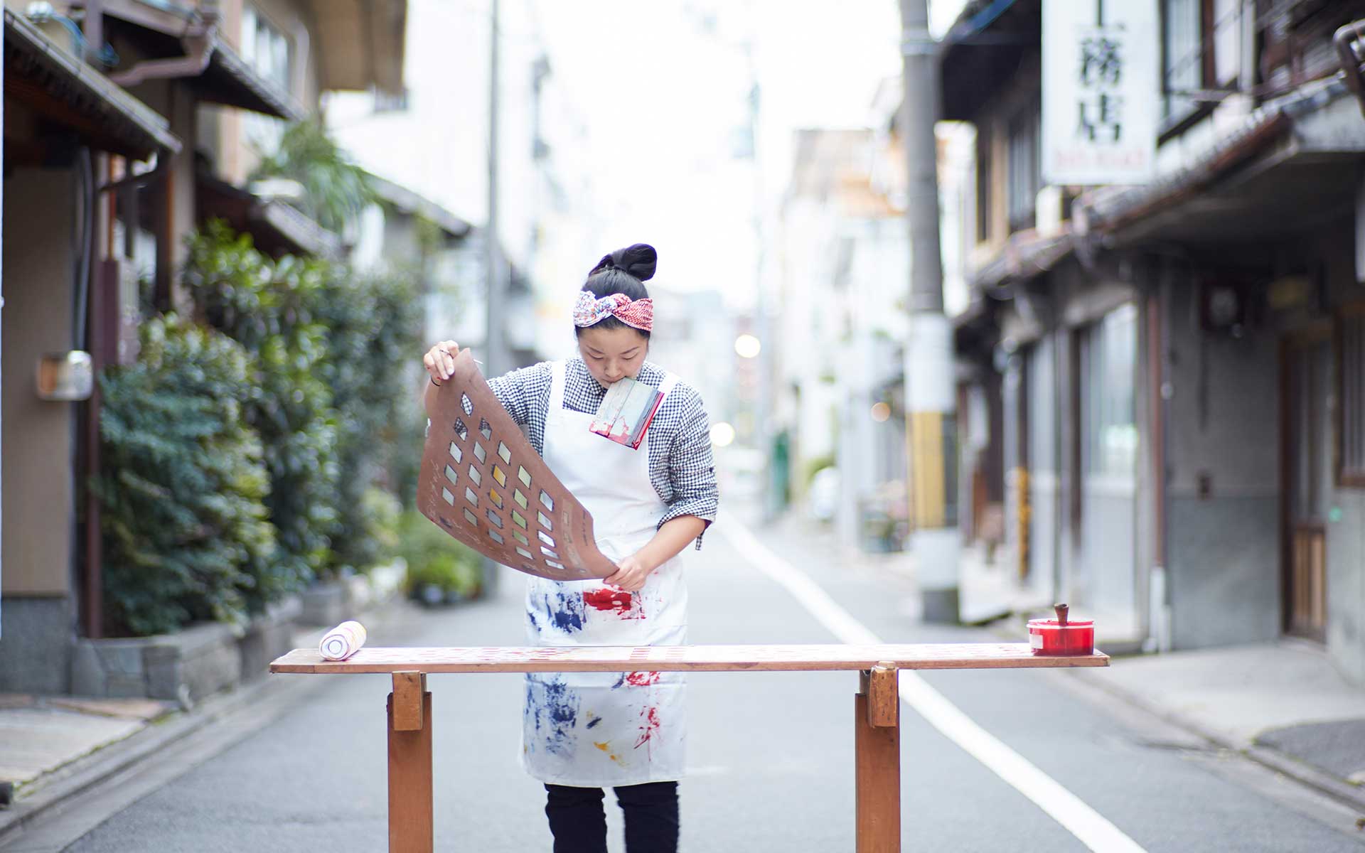 京都の老舗染物屋に嫁いだ現代美術作家。挑戦するのは「ケイコロール」という名の新事業